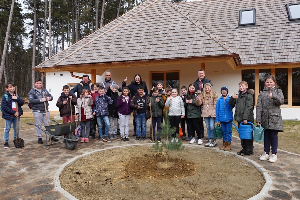 Đurđevački osnovnoškolci pridružili se kolektivnoj sadnji stabala u Hrvatskoj