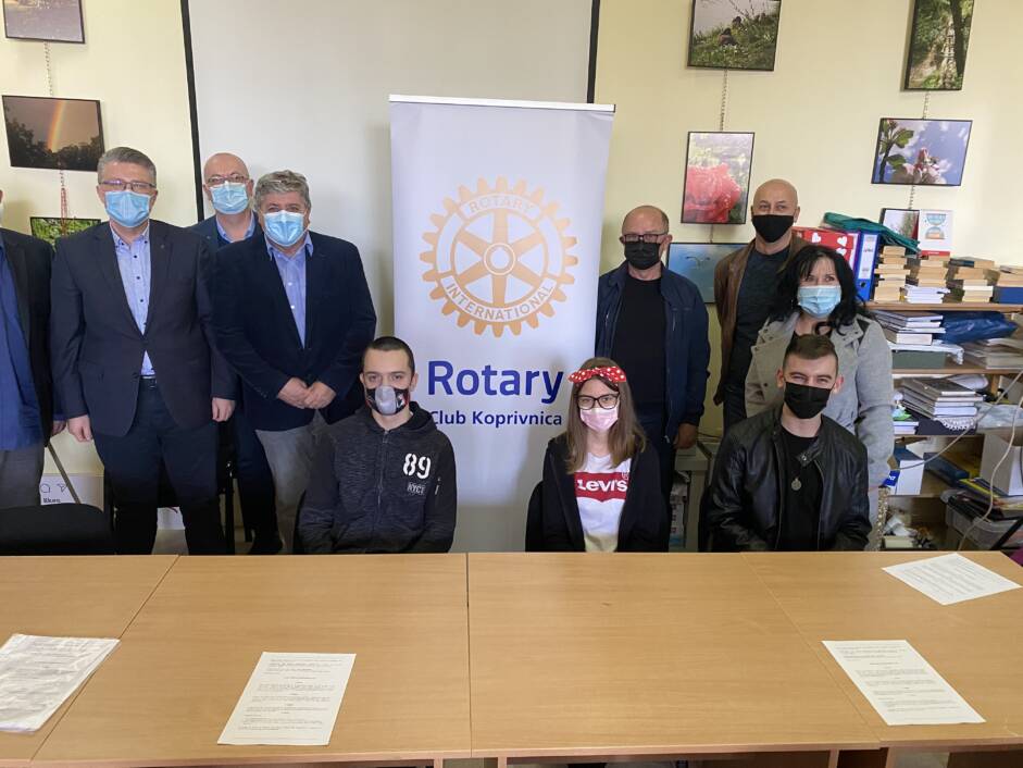 Potpisivanje ugovora s stipendistima // Foto: Rotary club Koprivnica