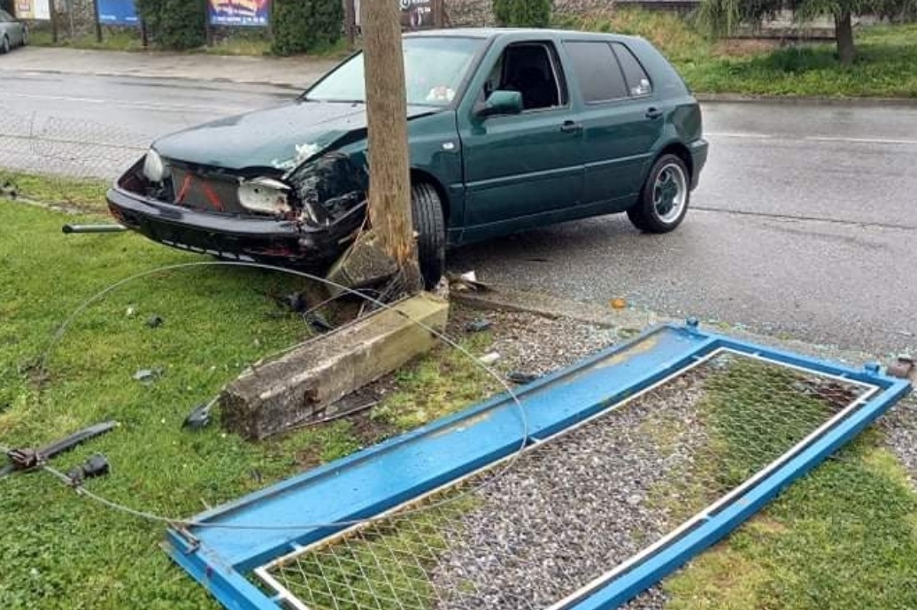 Automobil je srušio ogradu i zabio se u stup