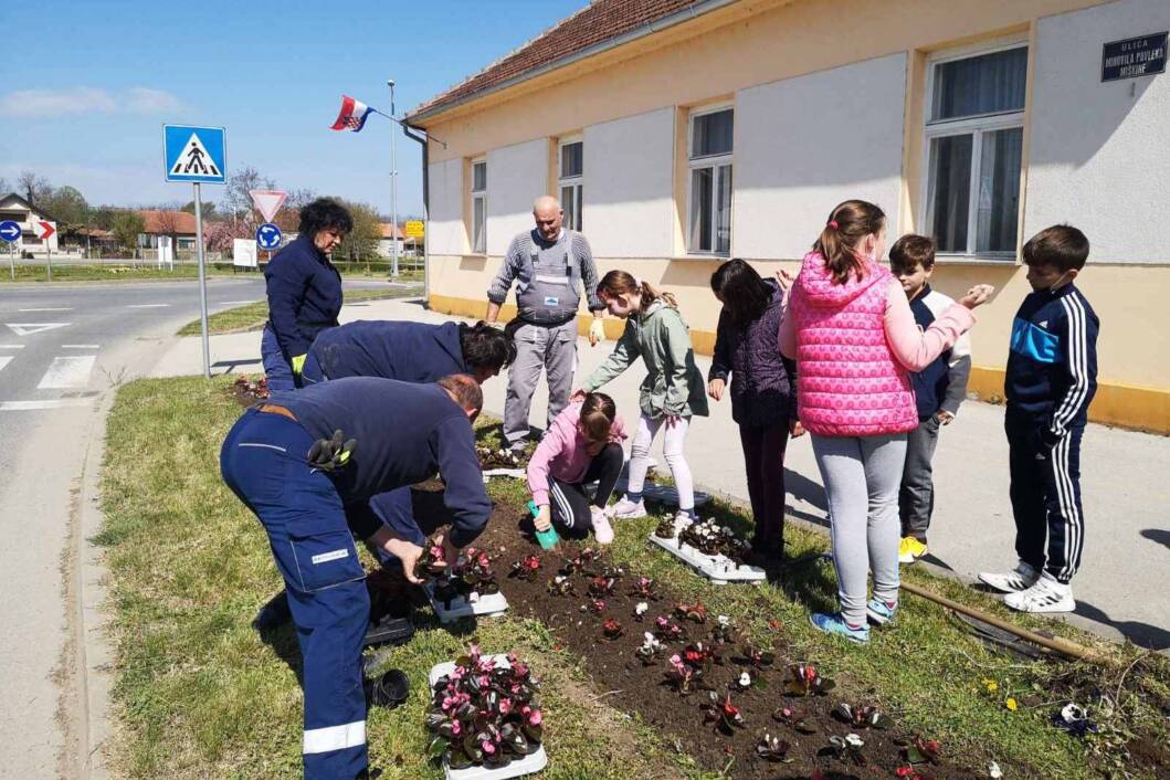 Sadnja cvijeća u Đelekovcu