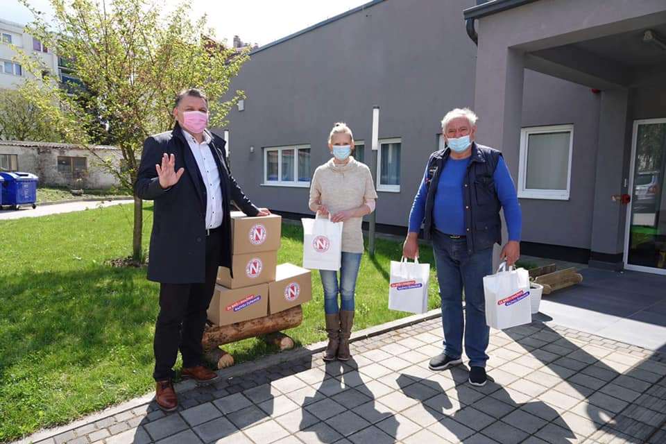 Željko Lacković uručuje donaciju staračkim domovima