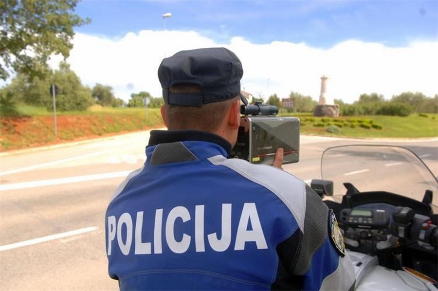 Policajac mjeri brzinu