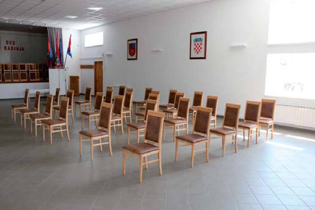 Nove stolice u Društvenom domu u Rasinji