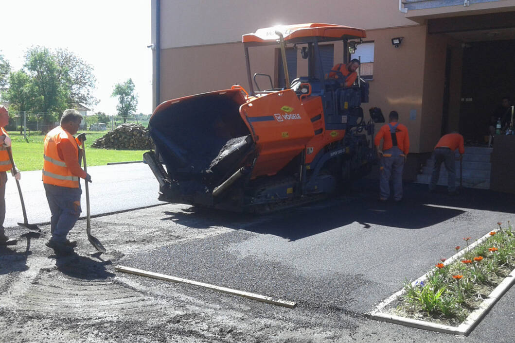 Uređenje i asfaltiranje dijela župnog dvora u Kuzmincu