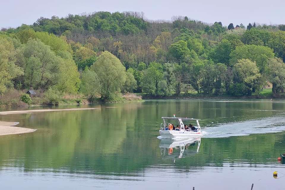 Solarni čamac u vožnji rijekom Dravom na Halaš Čardi