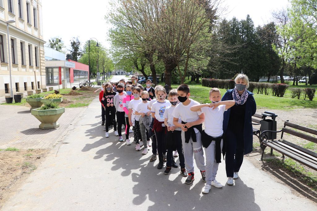 Mali Nemčići sadili su nova stabla ispred škole