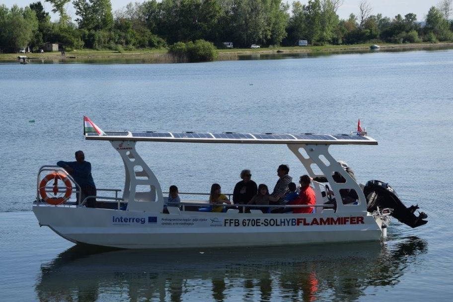 Solarni čamac prevozi posjetitelje na jezeru Šoderica