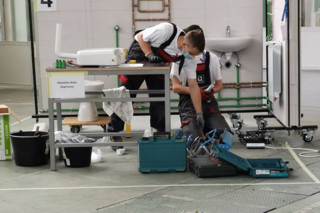 Učenici na natjecanju u disciplini Kućne instalacije