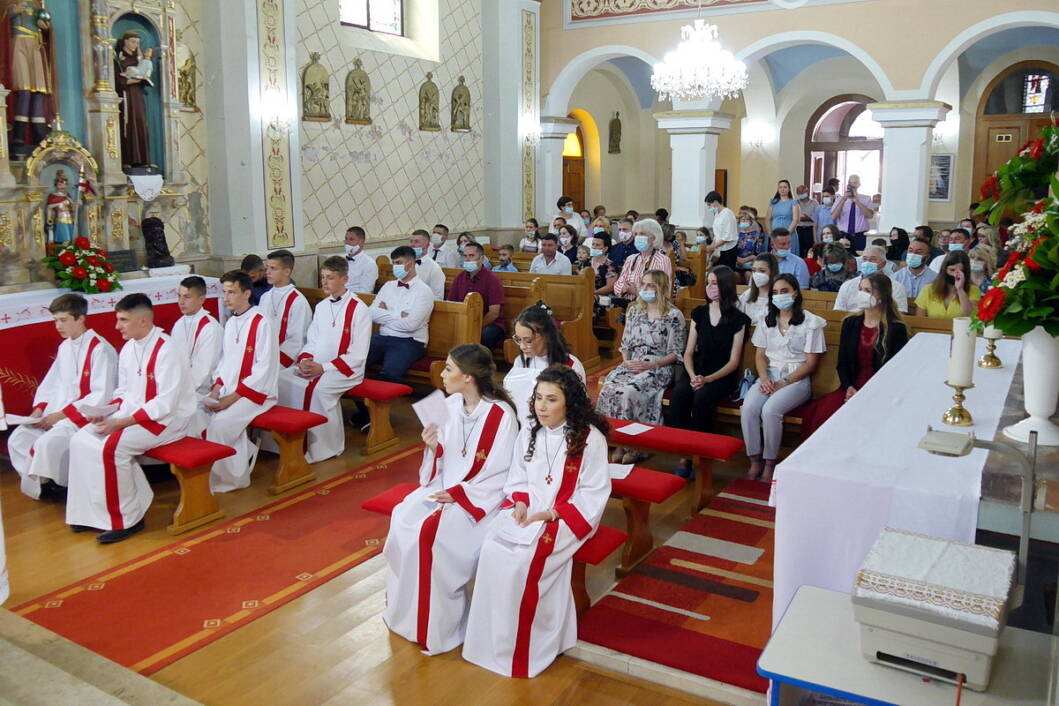 Krizmanici i njihovi roditelji u župnoj crkvi