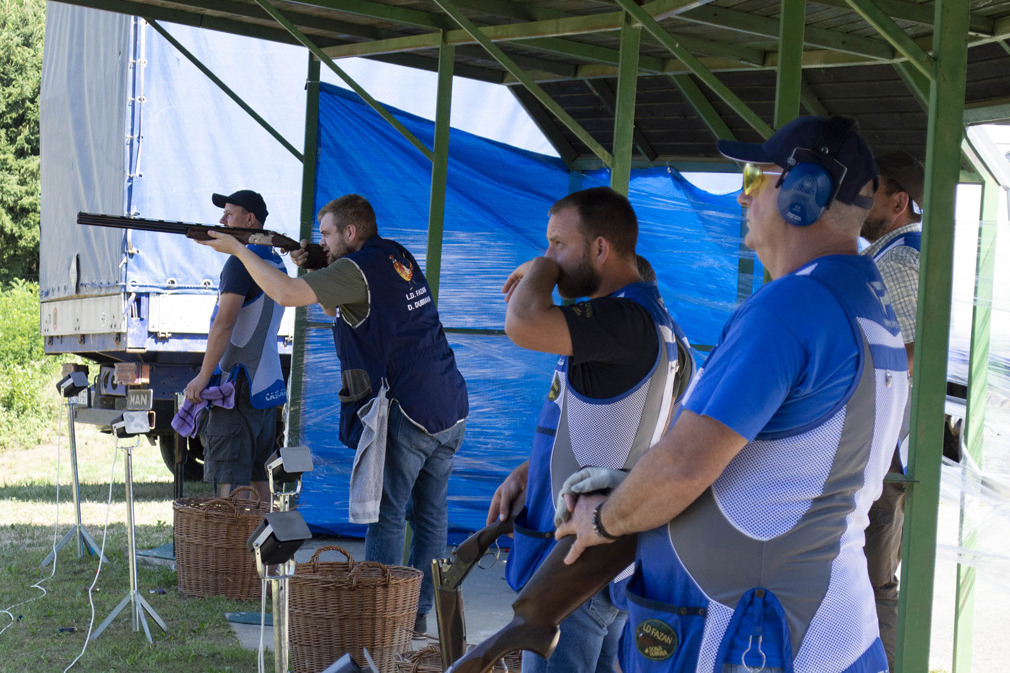 Natjecatelji u gađanju na glinene golubove