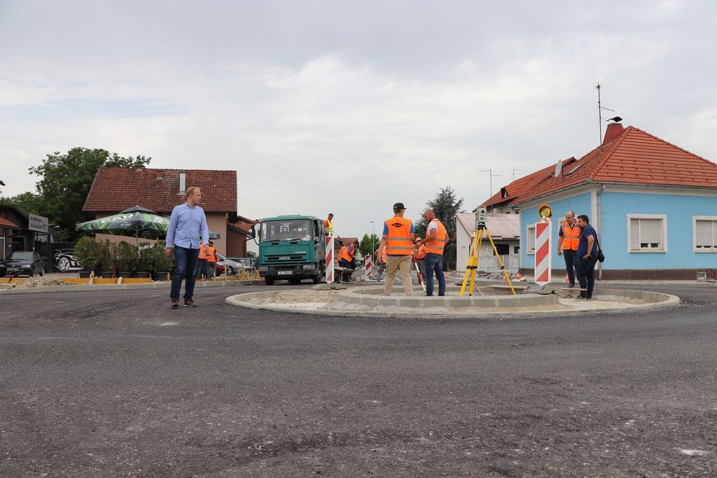 Koprivnički gradonačelnik Mišel Jakšić sa suradnicima u obilasku radova na izgradnji rotora