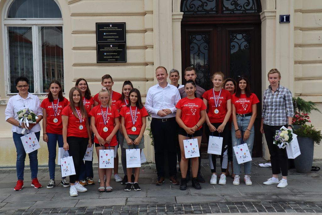 Koprivničke nogometašice i gradonačelnik Mišel Jakšić