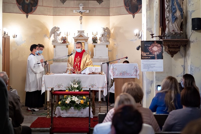 Velečasni Davor Šumandl predslavi misno slavlje