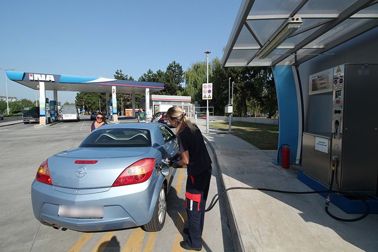 Automobil se puni autoplinom na benzinskoj postaji