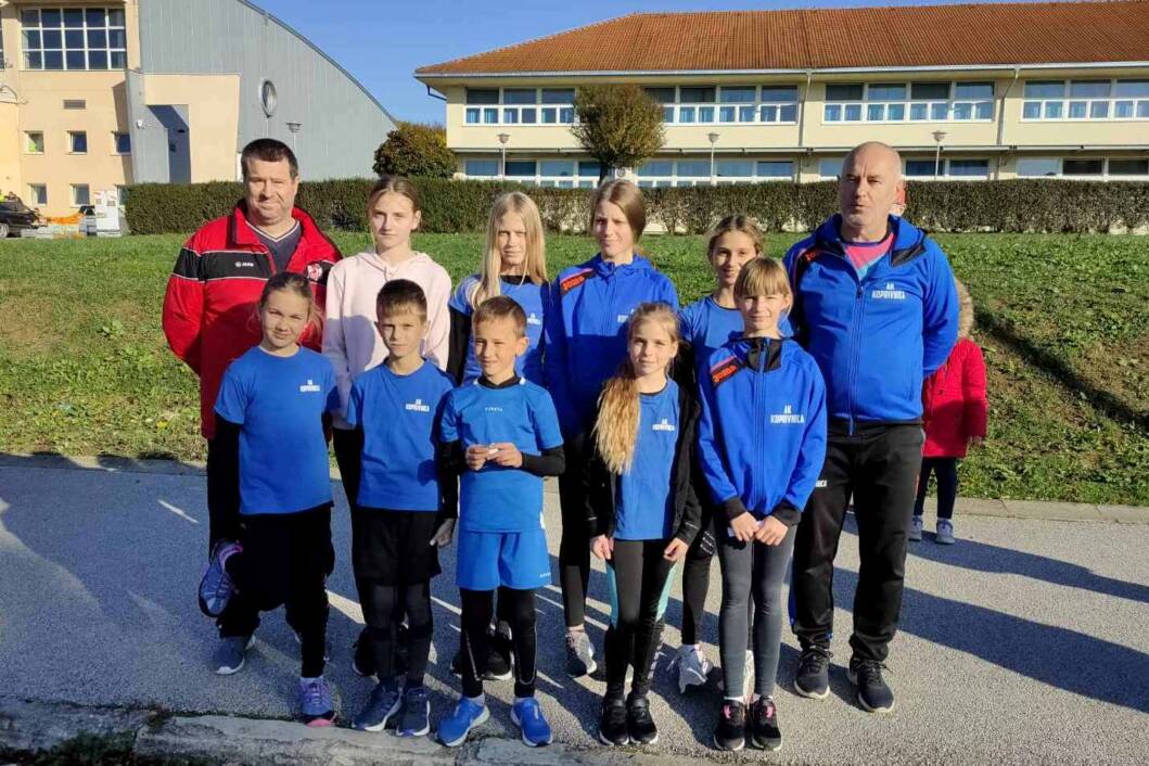 Mladi atletičari Koprivnice sa svojim trenerima