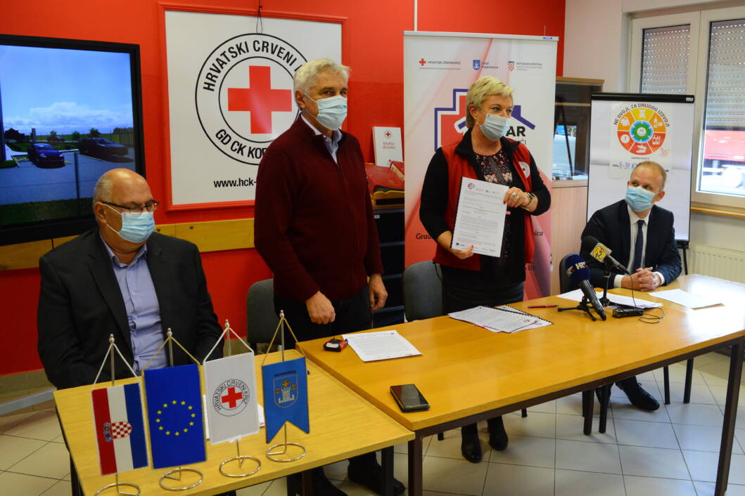 Vjekoslav Štimac, Stjepan Njegač, Adela Sočev i Mišel Jakšić na potpisivanju ugovora za izvođača radova na projektu 'Centar za pomoć u kući Koprivnica'