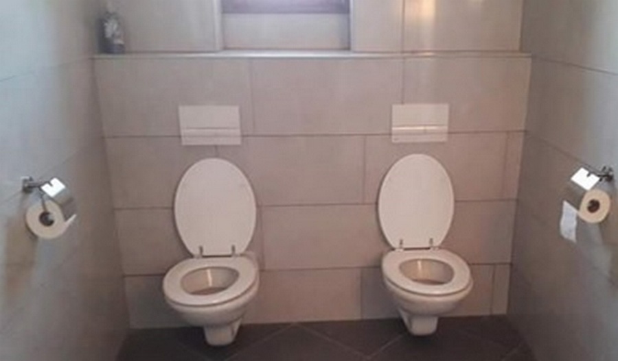 Dvije WC školjke u istoj prostoriji