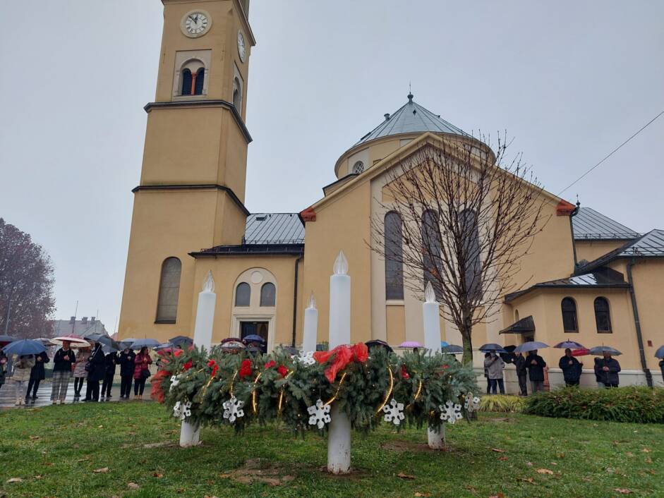 Adventski vijenac ispred župne crkve u Đurđevcu