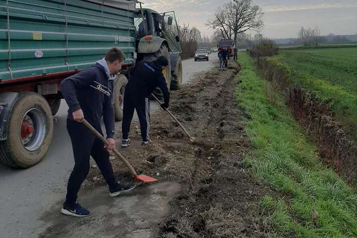 Čišćenje ceste od zemlje