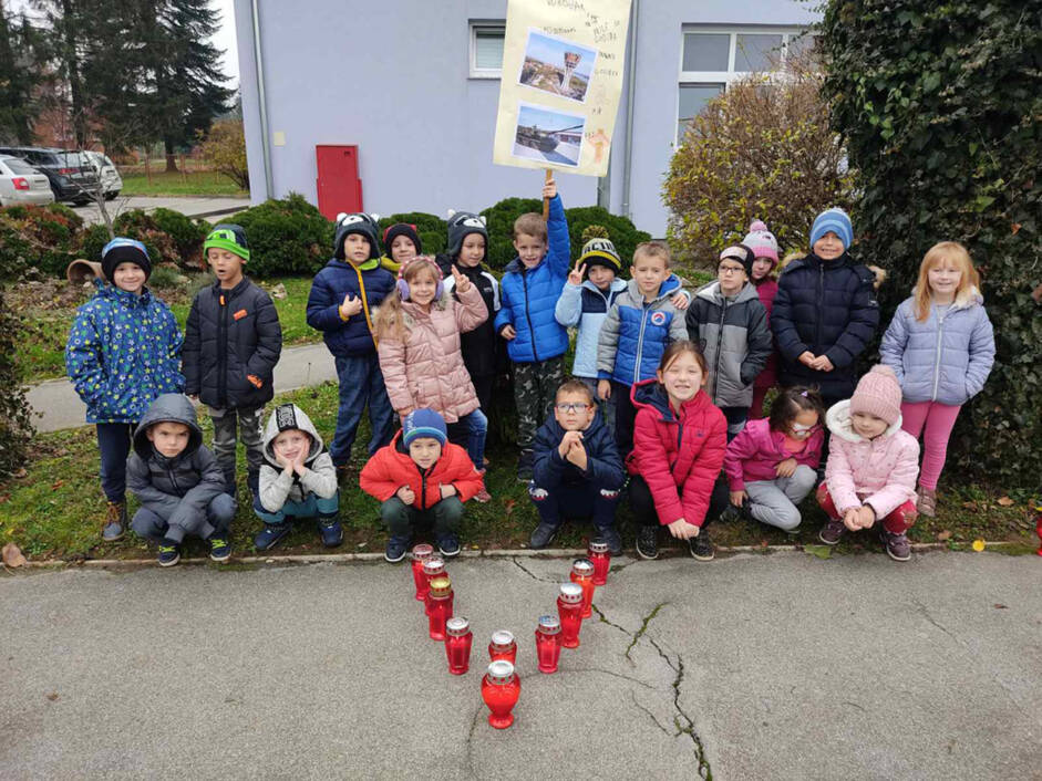 Vrtićarci iz Novigrada Podravskog upalili su lampione i napravili plakat za Vukovar