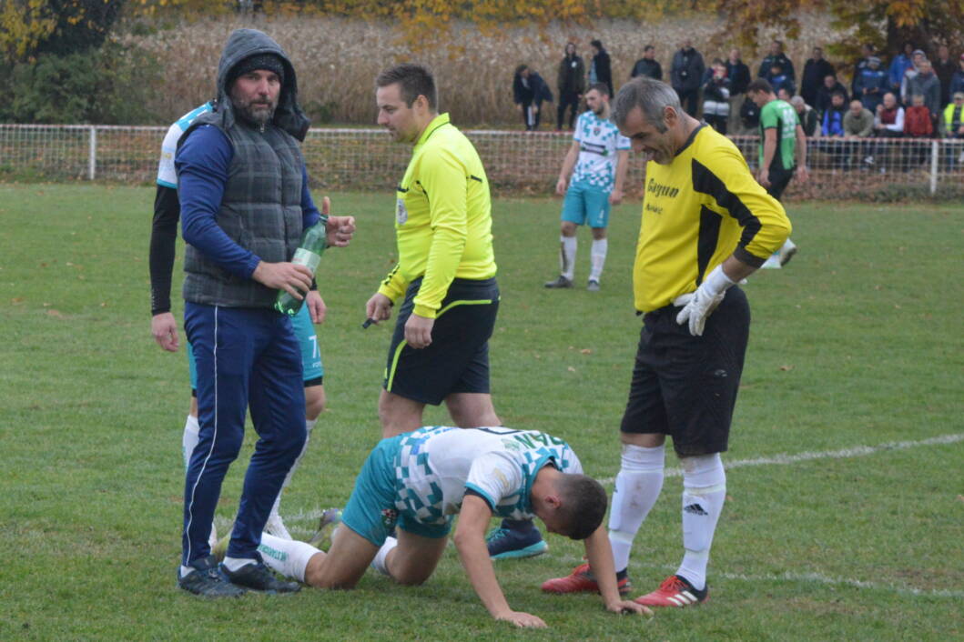 Trener Marijo Dodik na utakmici je ponekad i fizioterapeut