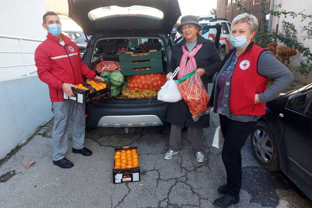 Donaciju je u koprivnički Crveni križ donijela predsjednica Zajednice žena HDZ-a Koprivničko-križevačke županije Verica Rupčić (u sredini)