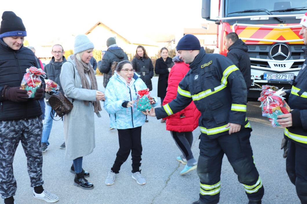 Koprivnički vatrogasci i članovi udruge Latice