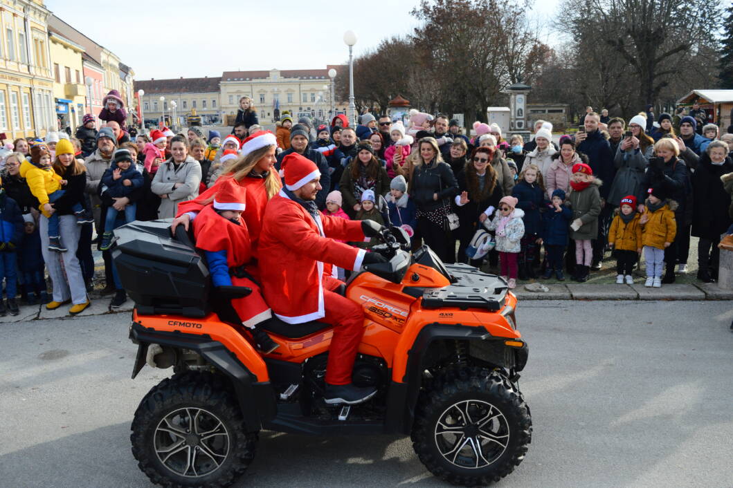 Moto Mrazove dočekali su brojni mališani i njihovi roditelji