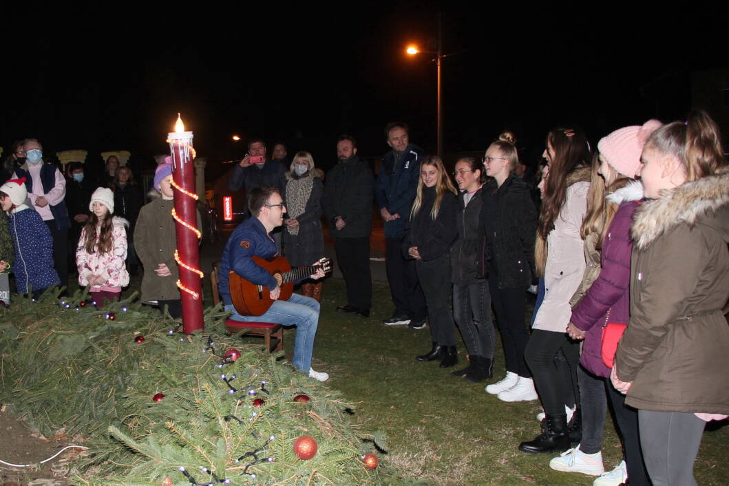 Pjesma kraj adventskog vijenca u Podravskim Sesvetama