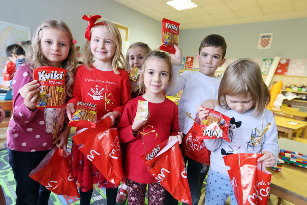 Mališani su bili prezadovoljni Podravkinim paketićima