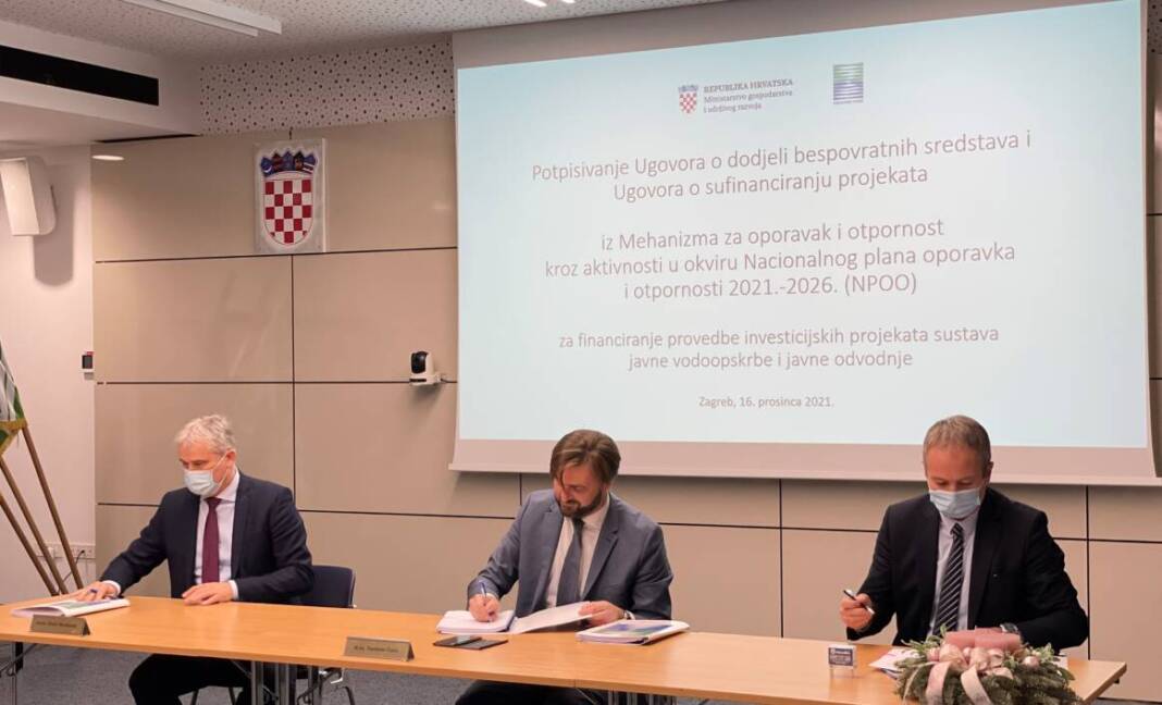 Zdravko Petras, direktor Koprivničkih voda (skroz desno) na potpisivanjuu ugovora