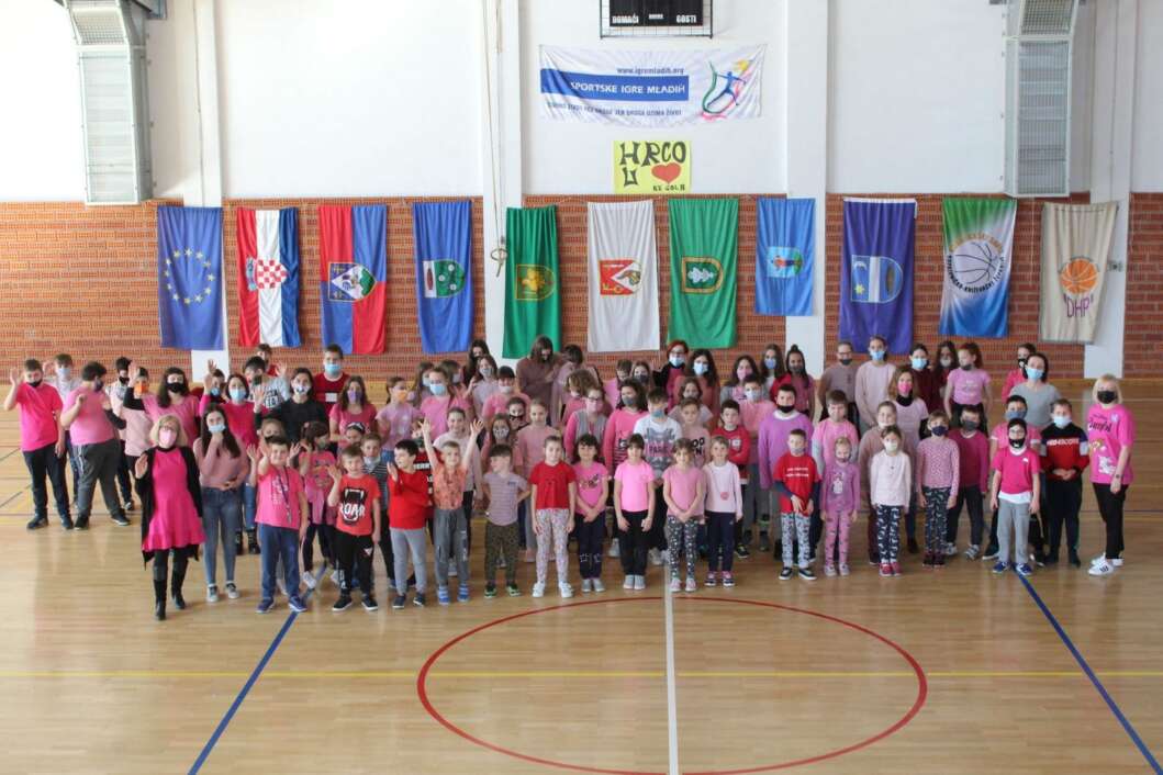 Učenici i nastavnici OŠ Gola obilježili Dan ružičastih majica