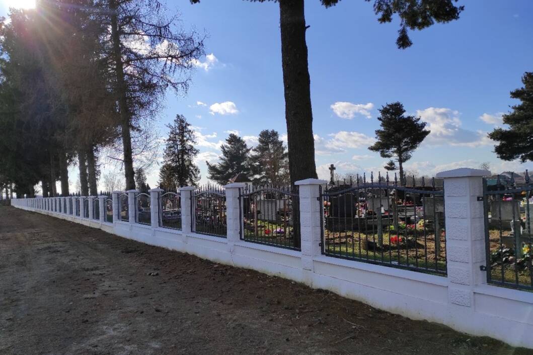 Nova ograda na groblju u Goli