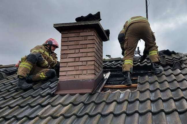 Vatrogasci na intervenciji na krovu obiteljske kuće
