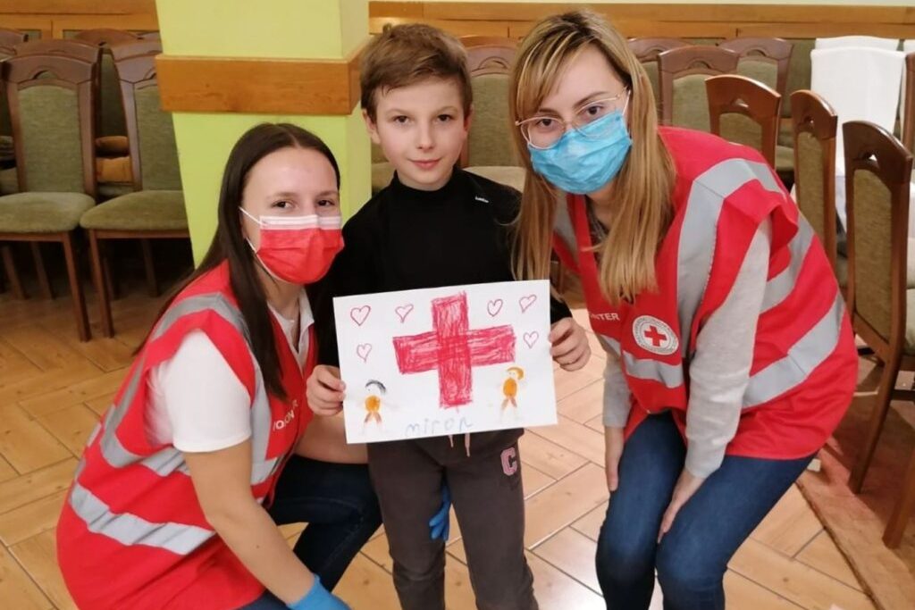 Djelatnice đurđevačkog Crvenog križa i dječak iz Ukrajine