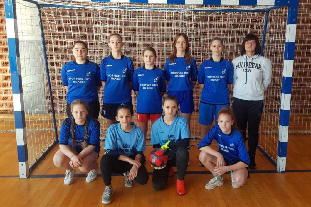 Futsal ekipa Osnovne škola Gola s trenericom Sanjom Šandrovčan