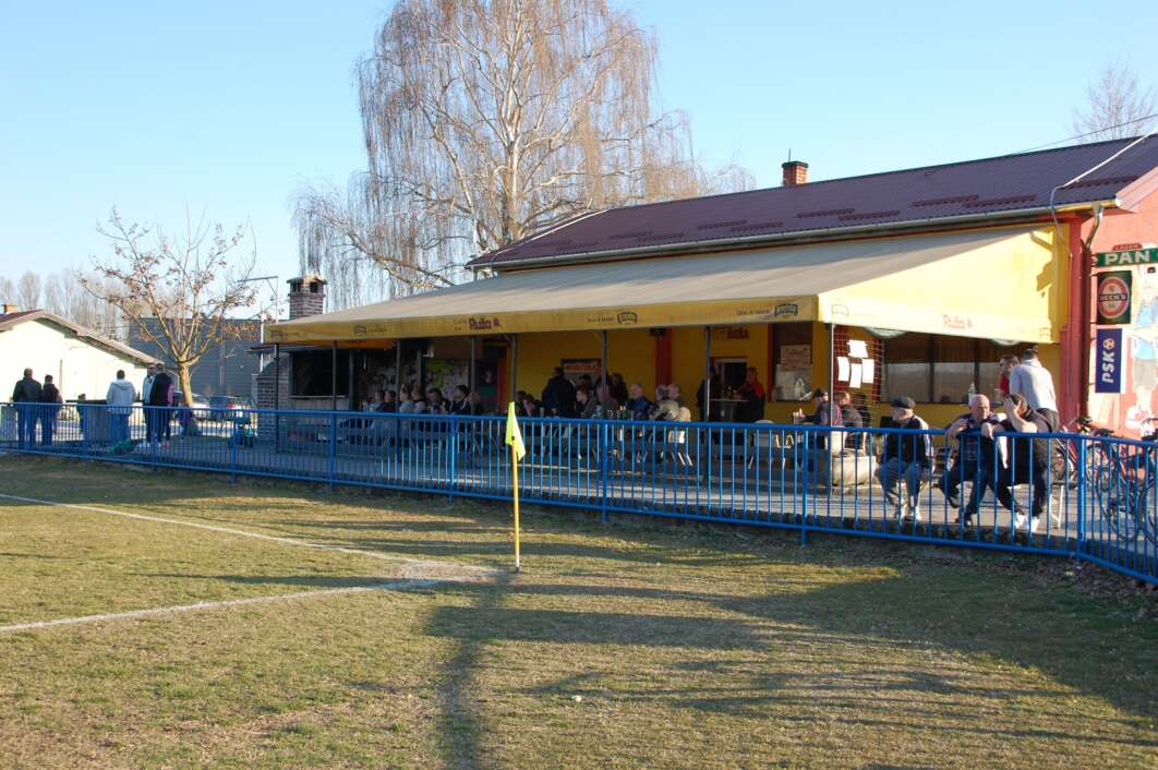 Kafić na igralištu u Legradu