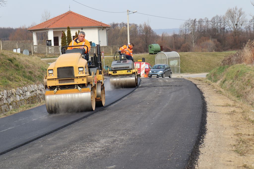 Asfaltiranje ceste u koprivnčkom naselju Bakovčica