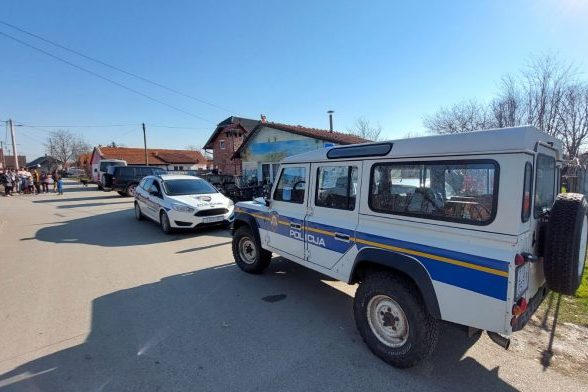 Policijska vozila u romskom naselju