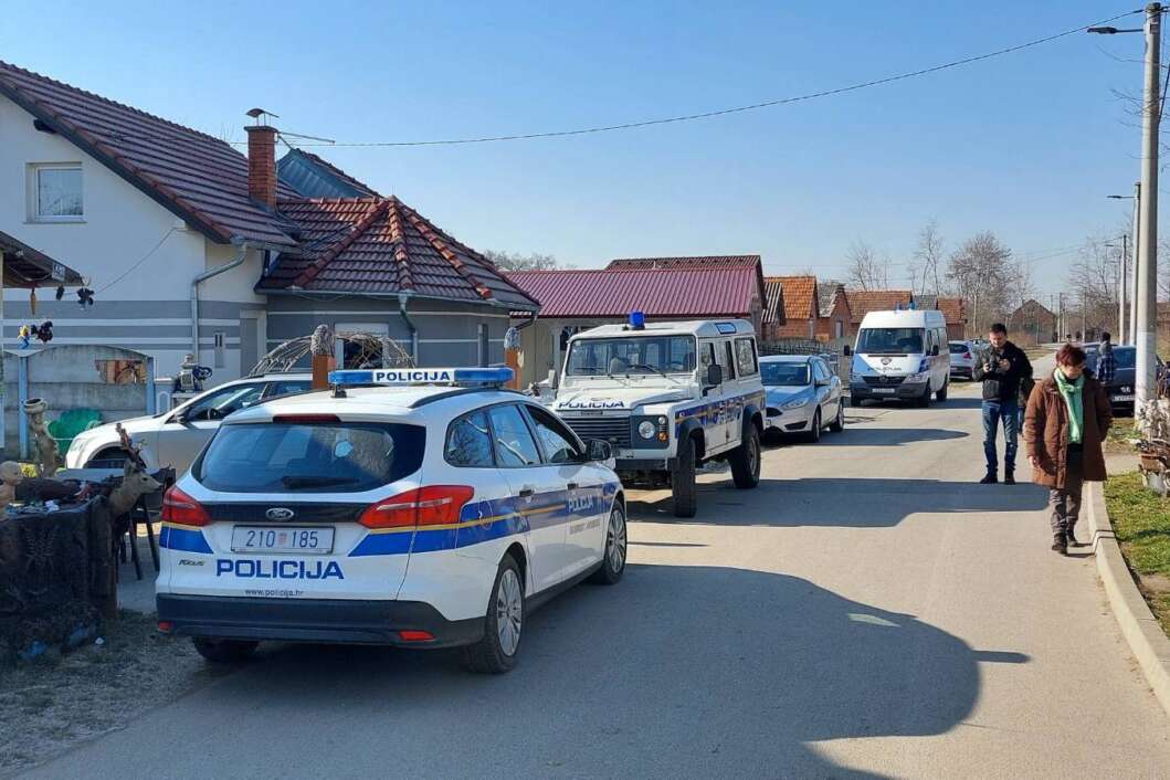 Policijska vozila u romskom naselju