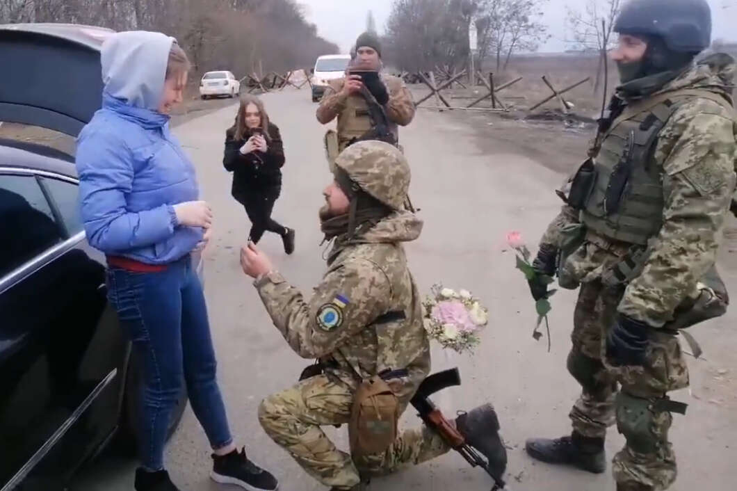 Ukrajinski vojnik zaprosio je svoju djevojku u punoj ratnoj spremi
