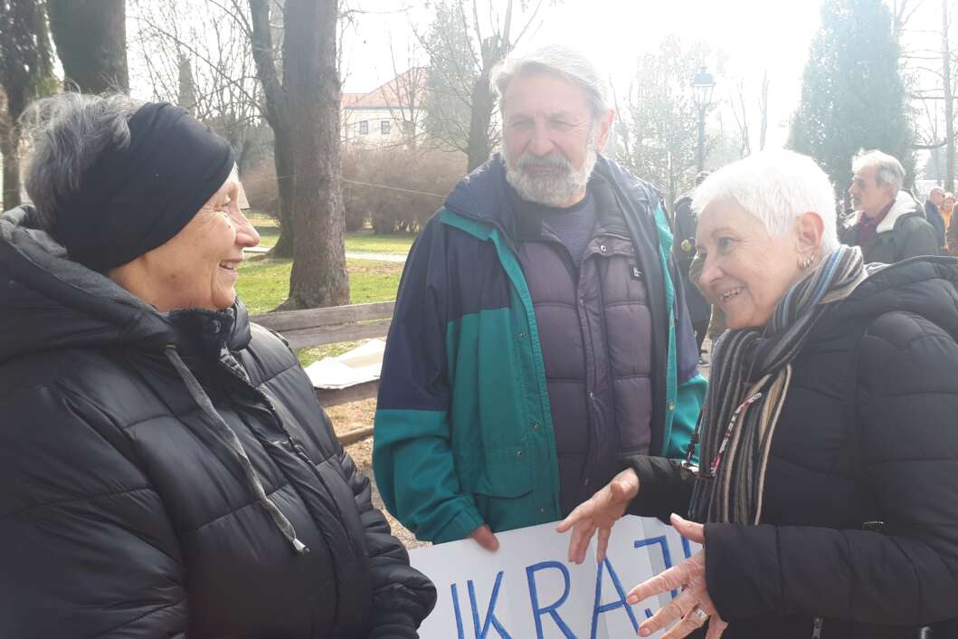 Prosvjed protiv rata u Ukrajini u koprivničkom parku