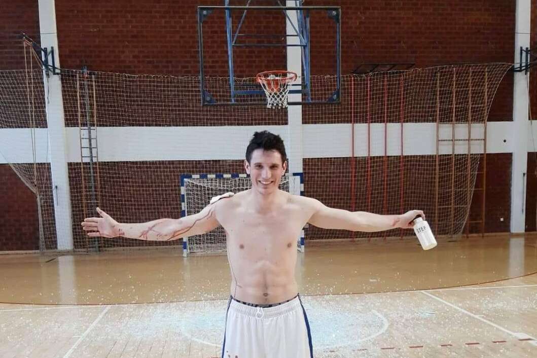Stjepan Herceg, košarkaš Ivančice, s razbijenom tablom u pozadini