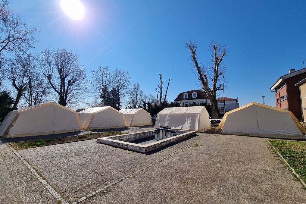 Šatori za prihvat raseljenih osoba na željezničkom kolodvoru u Koprivnici