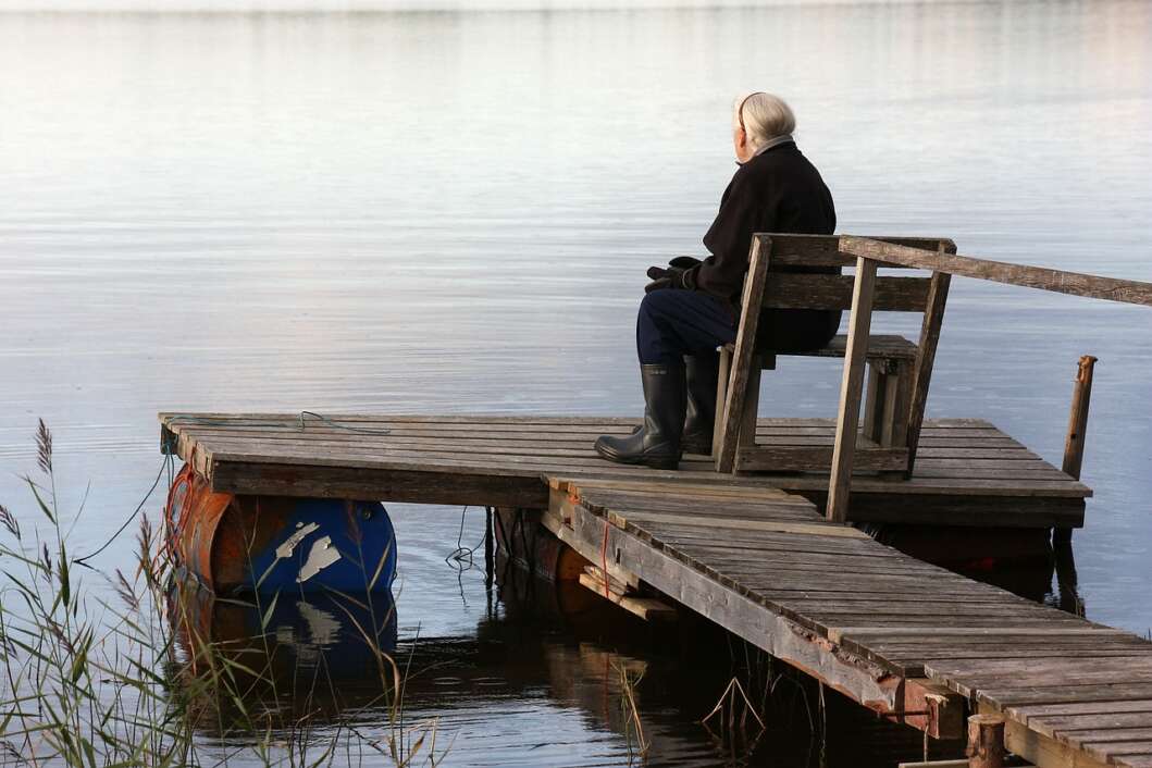 Starica odmara uz jezero