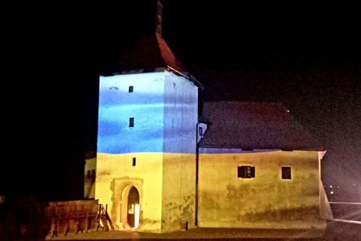 Utvrda Stari grad osvijetljena bojama ukrajinske zastave