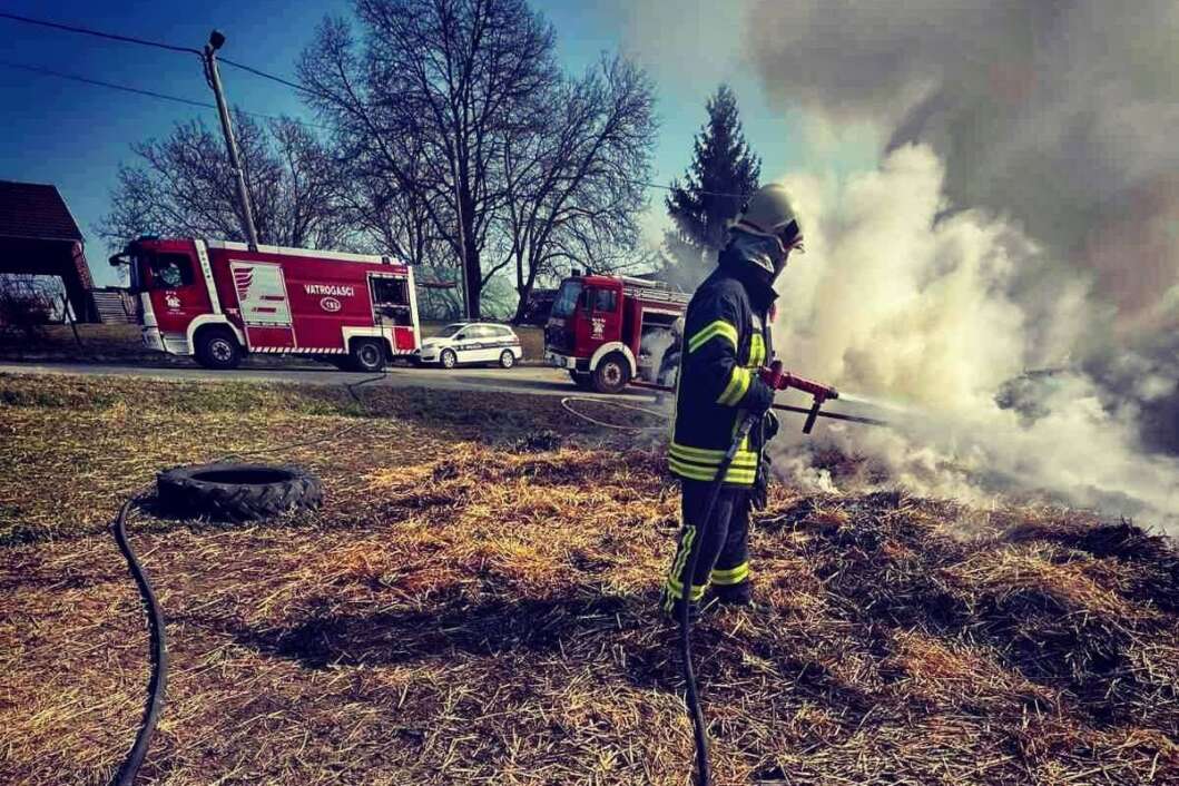 Vatrogasci na intervenciji gase požar slame