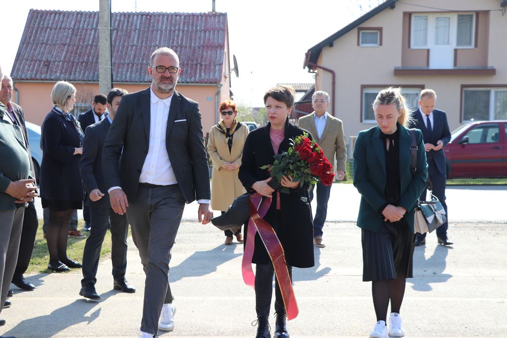 Polaganje vijenaca i paljenje svijeća za žrtve logora Danica