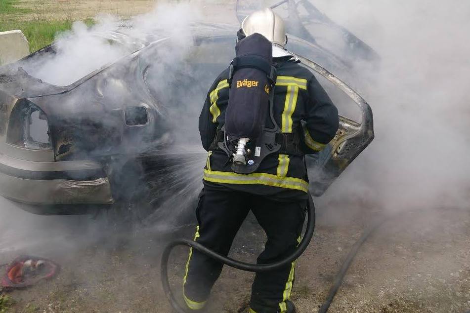 Vatrogasac gasi požar na automobilu