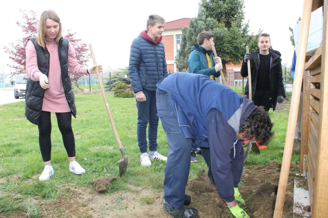 Sadnja biljaka u Frančionici koprivničke Gimnazije Fran Galović